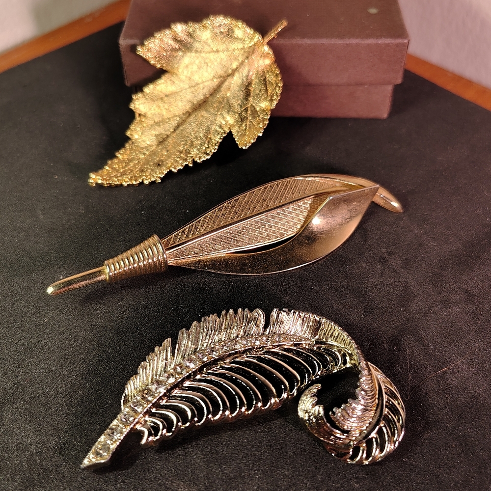 Set of 3 gold tone leaf shaped vintage Brooch pins rhinestone